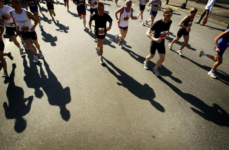 GELER. 60 gram sukker i timen, for eksempel som tre geler, gør maratonløberen hurtigere. 