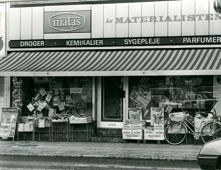 DETAILHANDEL. Matas har et retursystem, der betyder, at forbrugerne hvert år returnerer mange ton plastik. Her er en Matas-forretning fotograferet i 1987. 