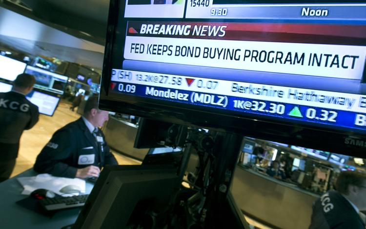 Risiko. Baggrunden for advarslerne er den amerikanske centralbanks udmelding om, at den vil vedblive at opkøbe stats- og realkreditobligationer for 85 milliarder dollars om måneden. 