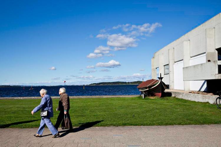 Kanten. Vikingeskibsmuseet ligger udsat ved Roskilde Fjord. Et par gange har vandet oversvømmet plænen, men selve bygningen ligger en meter højere og er endnu gået fri. 