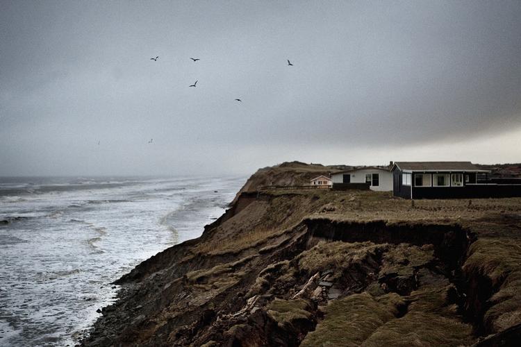 KLIMAÆNDRINGER. Den globale opvarmning kan føre til mere erosion langs kysterne. Men ellers kan Danmark slippe for de værste følger af klimaskiftet, vurderer forsker. 