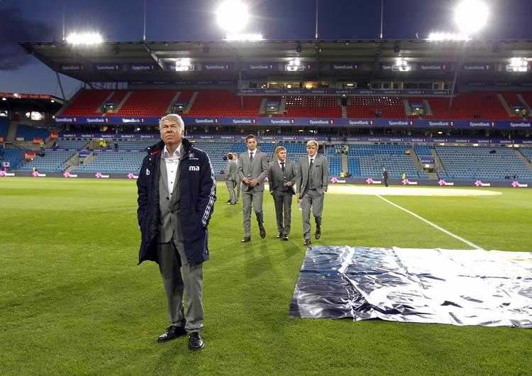 Slut. Egil 'Drillo' Olsen får ikke lov at opleve at træde ind på landsholdsarenaer lige med det første. 