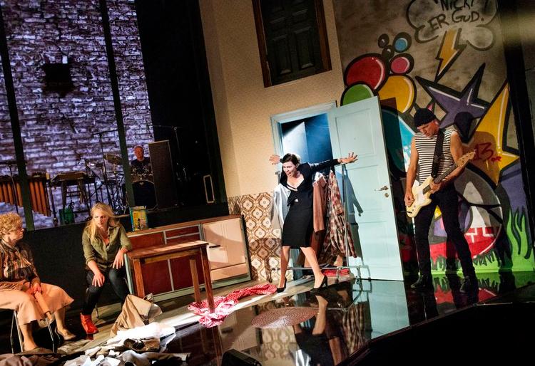 FURIE. Noget har ændret sig siden revyvisen: slut med at blive fucket rundt med, brøler Cecilie Stenspil. 