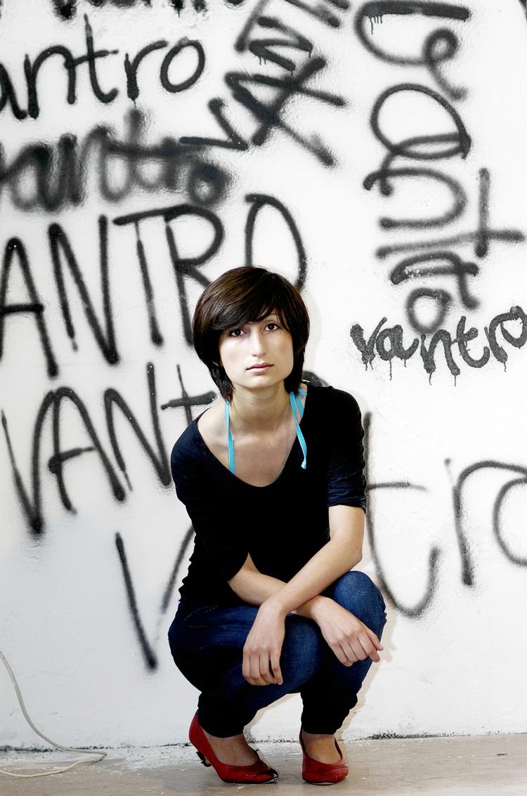 Lovgivning. Den iranskdanske kunstner Firoozeh Bazrafkan er blevet idømt dagbøder for racisme. 