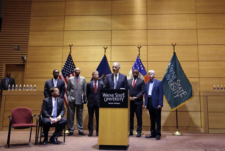 Redning. Eric Holder taler i Detroit. Byen har begæret konkurs, men får ikke lov at gå på halen med det samme. I første omgang kommer der penge fra stat og private. 