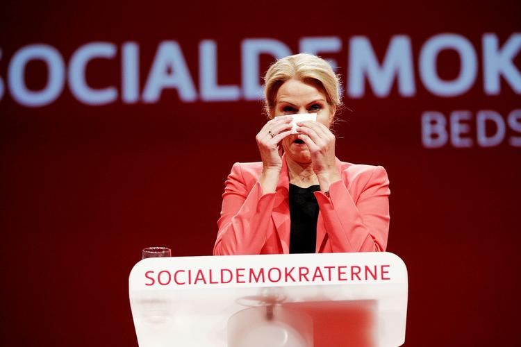 Opbakning. Statsministeren måtte knibe en tåre efter den bragende velkomst fra baglandet. 