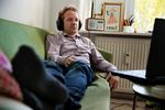 Radio. Uden store fornyelser forfører DR's Torsdagskoncert stadig efter 80 år. Her lytter Henrik Friis til jubilæumsudgaven. 