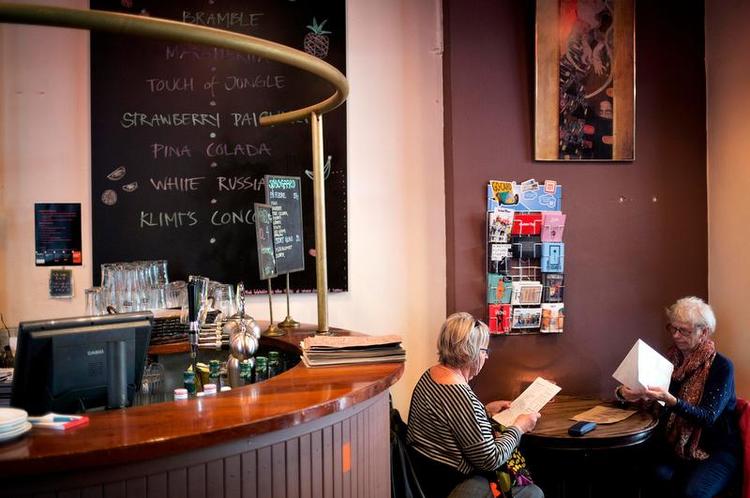 kaffeslabberas. Cafe Klimt har gennem små to årtier serveret kaffe, mens reproduktioner af Guvstav Klimts malerier kigger på. 