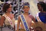 VInder. Megan Young (i midten) er kåret som verdens smukkeste kvinde. Her ses hun sammne med med Miss Frankrig (tv), som blev nummer to og Miss Ghana. 