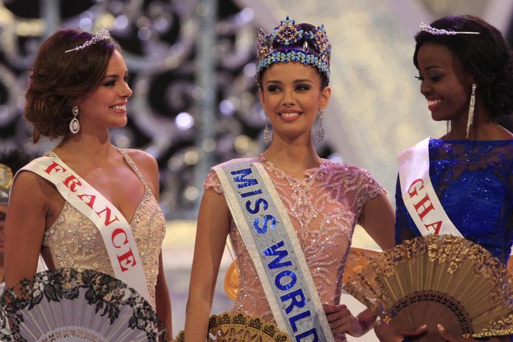 VInder. Megan Young (i midten) er kåret som verdens smukkeste kvinde. Her ses hun sammne med med Miss Frankrig (tv), som blev nummer to og Miss Ghana. 