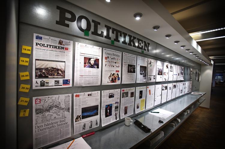 Forsiden. Princippet om at en forsidehistorie ikke kan stå alene, irriterer også pressens egne folk voldsomt. I værste fald kan det betyde, at gode historier ikke når frem til forsiden. 