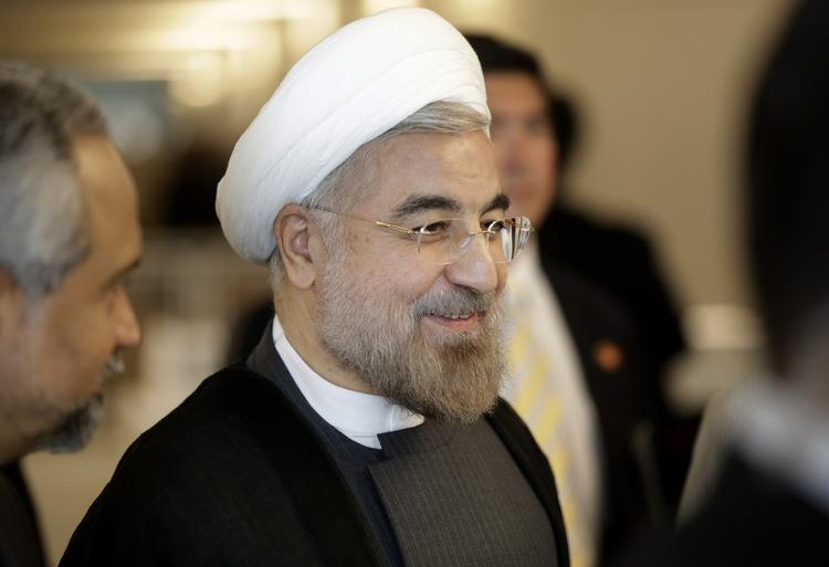Demonstration. Ifølge flere internationale nyhedsbureauet kastede dusinvis af utilfredse iranere æg mod præsidenten, da han landende i lufthavnen i hovedstaden, Teheran, mens de råbte 'Død over USA' og 'Død over Israel'. 