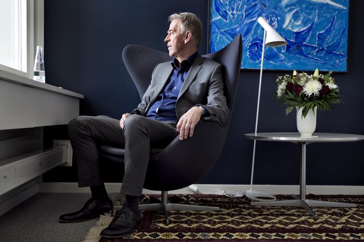 Militæraktion. Søvndal slår fast, at han ikke har noget principielt problem med at gribe ind militært, hvis der foreligger en forbrydelse, og hans tre kriterier i øvrigt er opfyldt. 