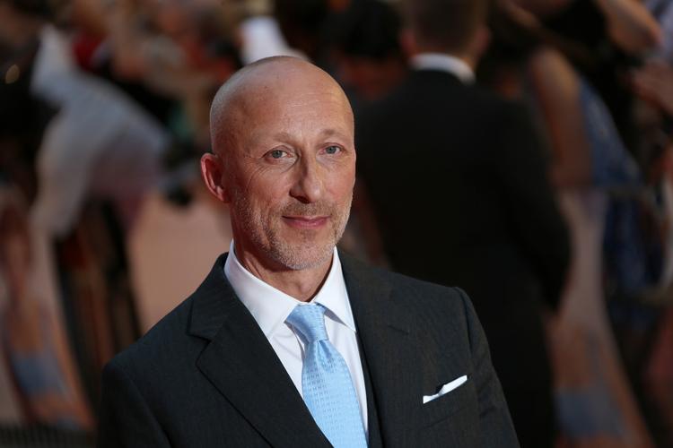 Fiktion. Det handler om at skabe scener, der giver mening og er sande, i forhold til de ting du ved og er blevet fortalt, når du skal lave fiktionsfilm baseret på virkeligheden, fortæller Oliver Hirscbiegel. 