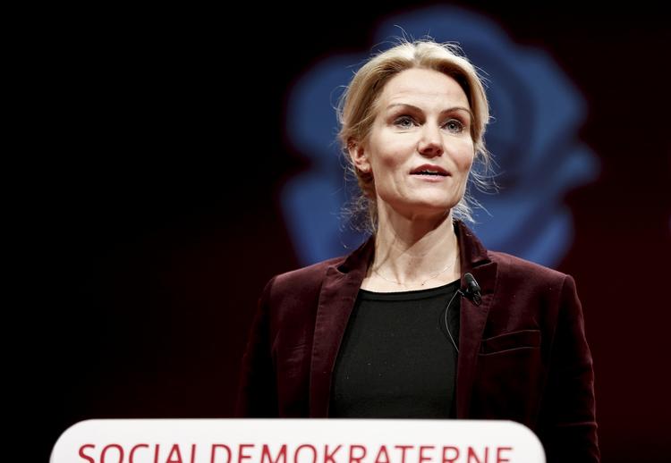 Kongres. Helle Thorning-Schmidt sætter den tidligere forsvarsminister på plads, efter han har rettet kanonen mod forsvarets top. 