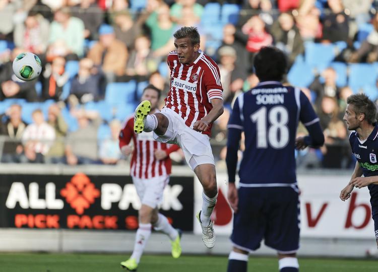 0-0. Hverken Thomas Augustinussen eller andre af aktørerne i Aalborg var sådan rigtigt i nærheden af at score. 