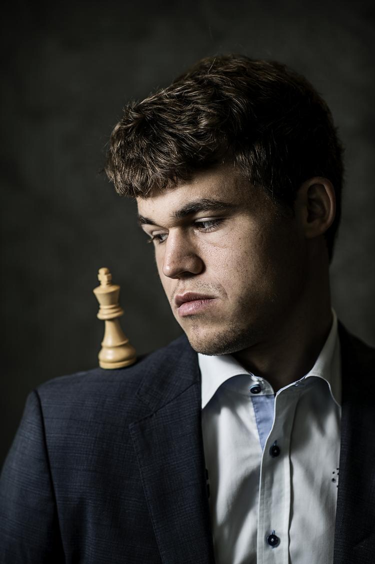 Geni. Magnus Carlsen er storfavorit til at blive ny verdensmester i skak, når han spiller mod den forsvarende mester, nideren Viswanathan Anand, om titlen i November. Der er ingen ridser i den næsten totale selvtillid, som er en af de egenskaber, der har gjort ham til den stærkeste skakspiller nogensinde. 