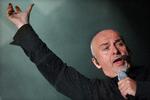 Tilbageskuende. 'So - Back and forth' er titlen på touren, som Peter Gabriel indledte lørdag aften. 
