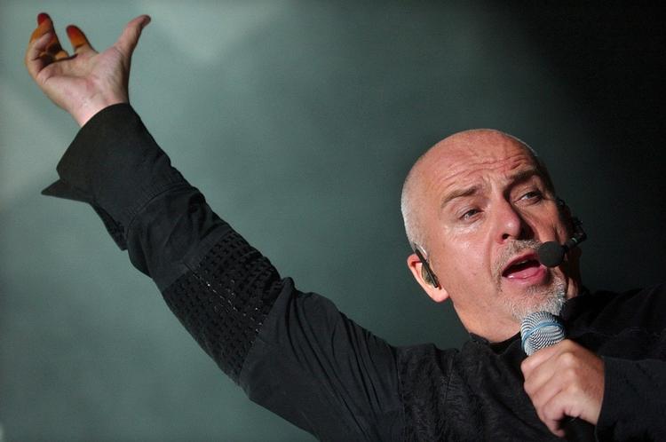Tilbageskuende. 'So - Back and forth' er titlen på touren, som Peter Gabriel indledte lørdag aften. 