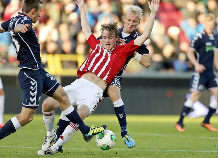 duelkamp. Tacklinger og nærkampe, men ingen mål, da Rasmus Jönsson, Anders Kure og Kasper Povlsen spillede fodbold i dag. 