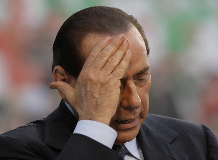 Kaostilstande. Italiens regering er kollapset, efter samtlige ministre fra Silvio Berlusconis centrum-højre parti, PDL, lørdag har trukket sig ud af premierminister Enrico Lettas koalitionsregering. 