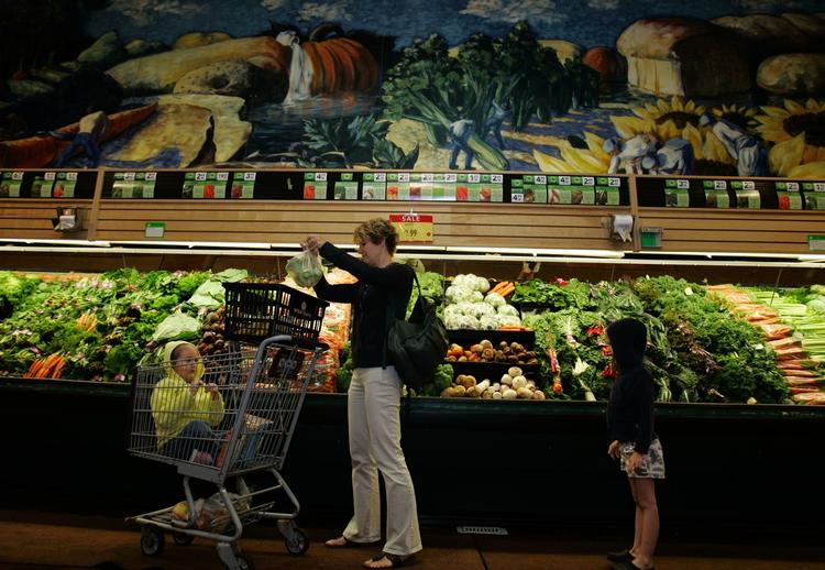 Madspild. Den tidligere direktør af den amerikanske fødevarebutikskæde Traders Joe's mener ikke, at folk er nok bevidste om, at man sagtens kan spise mad, der har overskredet sidste salgsdato. Han vil nu åbne en butik, der udelukkende sælger og tilbereder mad, der har overskredet datoerne på mærkaten. 