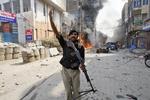 Bombe. Dødstallet efter en bilnombe i den uroramte by Peshawar i Pakistan er steget til 42 dræbte. 