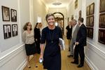 ankommet. Margrethe Vestager fotograferet 27. august med regeringens økonomiske redegørelse under armen. Den forudser, at andet halvår bliver markant bedre end første. 