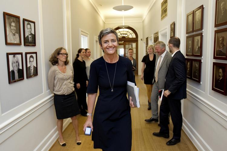ankommet. Margrethe Vestager fotograferet 27. august med regeringens økonomiske redegørelse under armen. Den forudser, at andet halvår bliver markant bedre end første. 