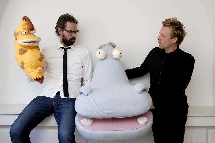 Jubilæum. Wulffmorgenthalers ikoniske stribe fylder 10 år. Her ses de to herrer med nogle af deres populære figurer. 