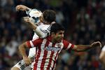 Landsholdskammerater? Diego Costa (forrest) i luftduel med Sergio Ramos, som han måske snart spiller på hold med. 