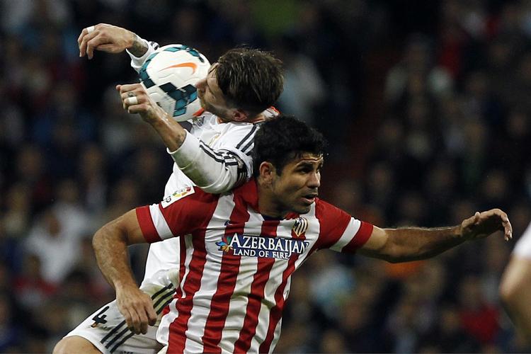 Landsholdskammerater? Diego Costa (forrest) i luftduel med Sergio Ramos, som han måske snart spiller på hold med. 