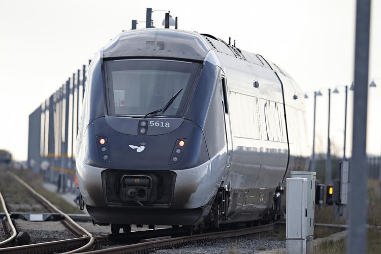 omsider. Alle IC4-tog er i Danmark, og DSB har fået tilladelse til at køre med dem trods en episode i november 2011, hvor et af togene ikke var i stand til at bremse. DSB er dog blevet påbudt at tage toppen af farten i løvfaldsperioden, hvor skinnerne bliver glatte. 