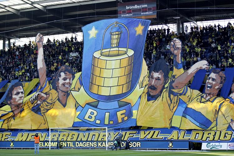 TIFO. 1964 var udskiftet med B.I.F., da tilskuerne hilste Brøndbyspllerne velkommen på banen med en tifo i lørdags. 