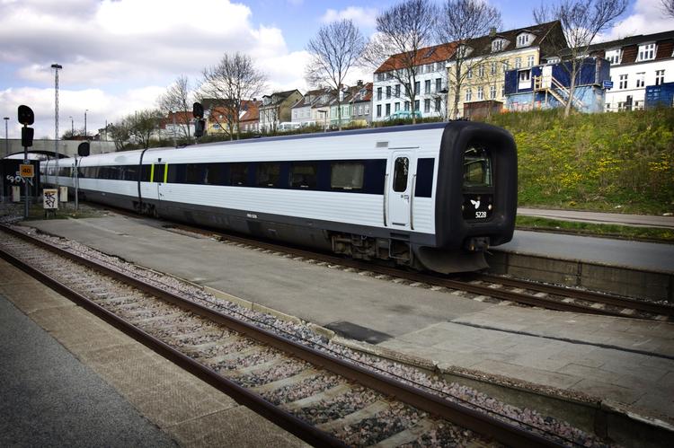 Togregning. Når man ser på, hvor mange milliarder, DSB får om året i statstilskud og deres priser for en billet, så er det ikke for meget at forlange, at de selv kan købe togene, siger de radikales trafikordfører Andreas Steenberg. 