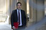 Arbejde. Den britiske finansminister, George Osborne, siger, at regeringen vil gennemføre en plan om, at langtidsledige i 30 timer om ugen skal lave arbejde som at samle skrald eller lave mad til gamle. De kan også arbejde inden for velgørenhed i 30 timer. 