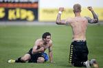 FREMTID. Efter halvandet år i Superligaen har 19-årige Frederik Holst (tv.) fået en længere kontrakt. 
