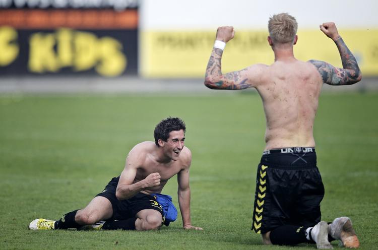 FREMTID. Efter halvandet år i Superligaen har 19-årige Frederik Holst (tv.) fået en længere kontrakt. 