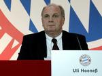 FORSVAR. En gammel angriber kan også forsvare. I hvert fald bakker Uli Hoeness op om Bayern Münchens spanske træner. 