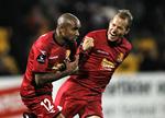 matchvinder. I sin første kamp på Farum Park siden sin tilbagekomst blev Joshua John (tv.) matchvinder til anfører Nicolai Stokholms store glæde. 