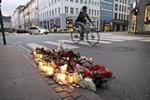 OFFER. Blomster og lys er lagt på hjørnet af Store Kongensgade og Dronningens Tværgade efter den seneste højresvingsulykke, der kostede en 20-årig kvinde livet. 