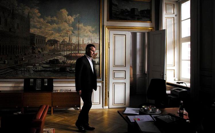 Tænkeboks. Bestyrelses-medlemmer i finansielle virksomheder bør uddannes, mener flere centrale finansielle eksperter. Erhvervs- og vækstminister, Henrik Sass Larsen (S) vil overveje sagen. 