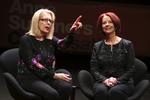 Australien. I et interview med journalist Anne Summers (tv) fortalte den tidligere australske premierminister Julia Gillard om, at hun oplevede grov sexisme som kvindelig leder. 