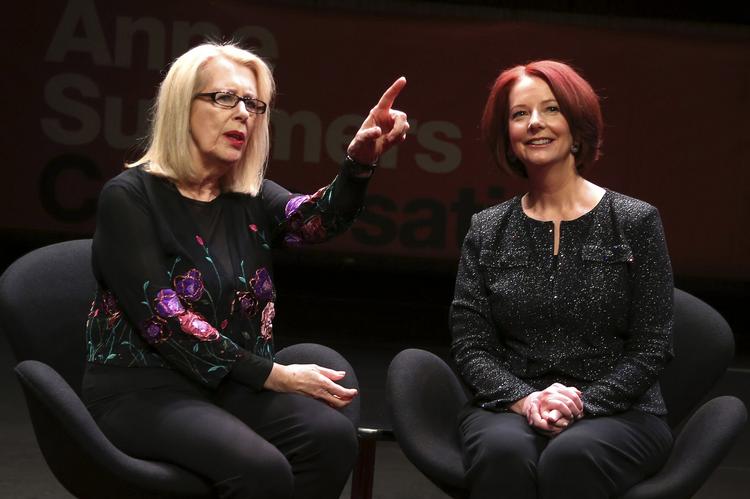 Australien. I et interview med journalist Anne Summers (tv) fortalte den tidligere australske premierminister Julia Gillard om, at hun oplevede grov sexisme som kvindelig leder. 