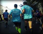 TOSOMHED. Det kan give tryghed på Berlin Marathon, hvis man løber tæt sammen og i ens tøj. Men man bør overveje, hvilket fashion statement, man udsender. 
