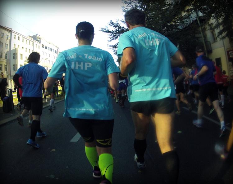 TOSOMHED. Det kan give tryghed på Berlin Marathon, hvis man løber tæt sammen og i ens tøj. Men man bør overveje, hvilket fashion statement, man udsender. 