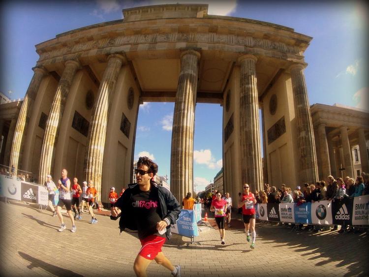 MUREN. Ved Brandenburger Tor, 200 meter før mål, skal alle løbere gennem det sted, hvor Berlinermuren tidligere stod og spærrede. Alle billederne i denne artikel er taget af motionsredaktør Per Munch med hans 'go pro'-kamera. 