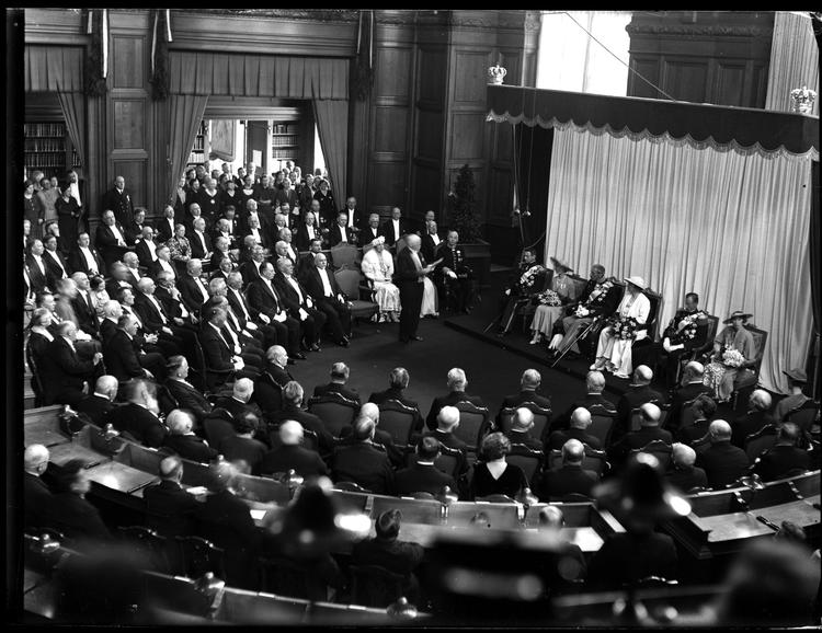 HISTORISK. I dag åbner Folketinget. Her ses kongefamilien med Christian X i spidsen overværer Folketingets åbning i starten af 1900-tallet. (arkivfoto) 