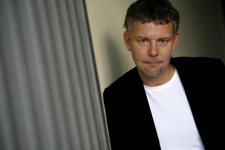 Ambitiøs. Arne Dahls niveau er højt, og sproget fungerer. 