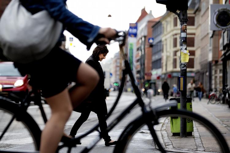 Byliv. Ayfer Baykal (bag cyklisten) er rigtig glad for prisen, som hun i dag fik overrakt i forbindelse med Folkesundhedsdage på Nyborg Strand. 